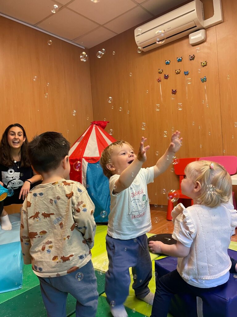 Niño aprendiendo mientras juega en el aula de El Trencaclosques.