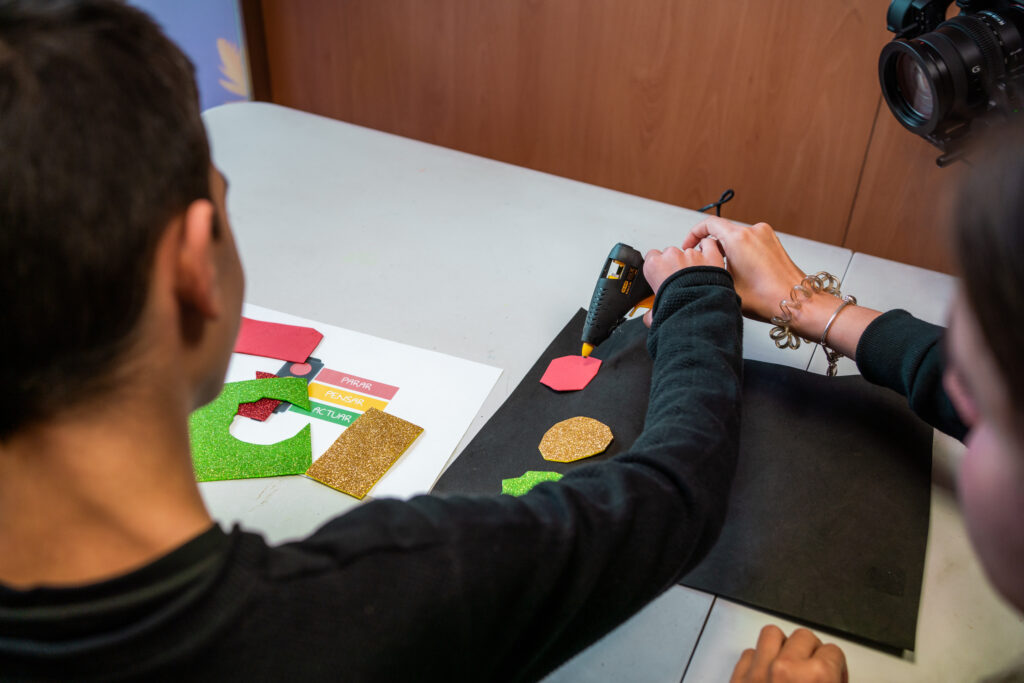 Clase infantil llena de color y materiales educativos.
