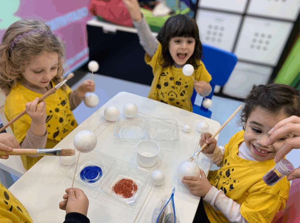 Pequeños exploradores descubriendo el mundo a través del juego.